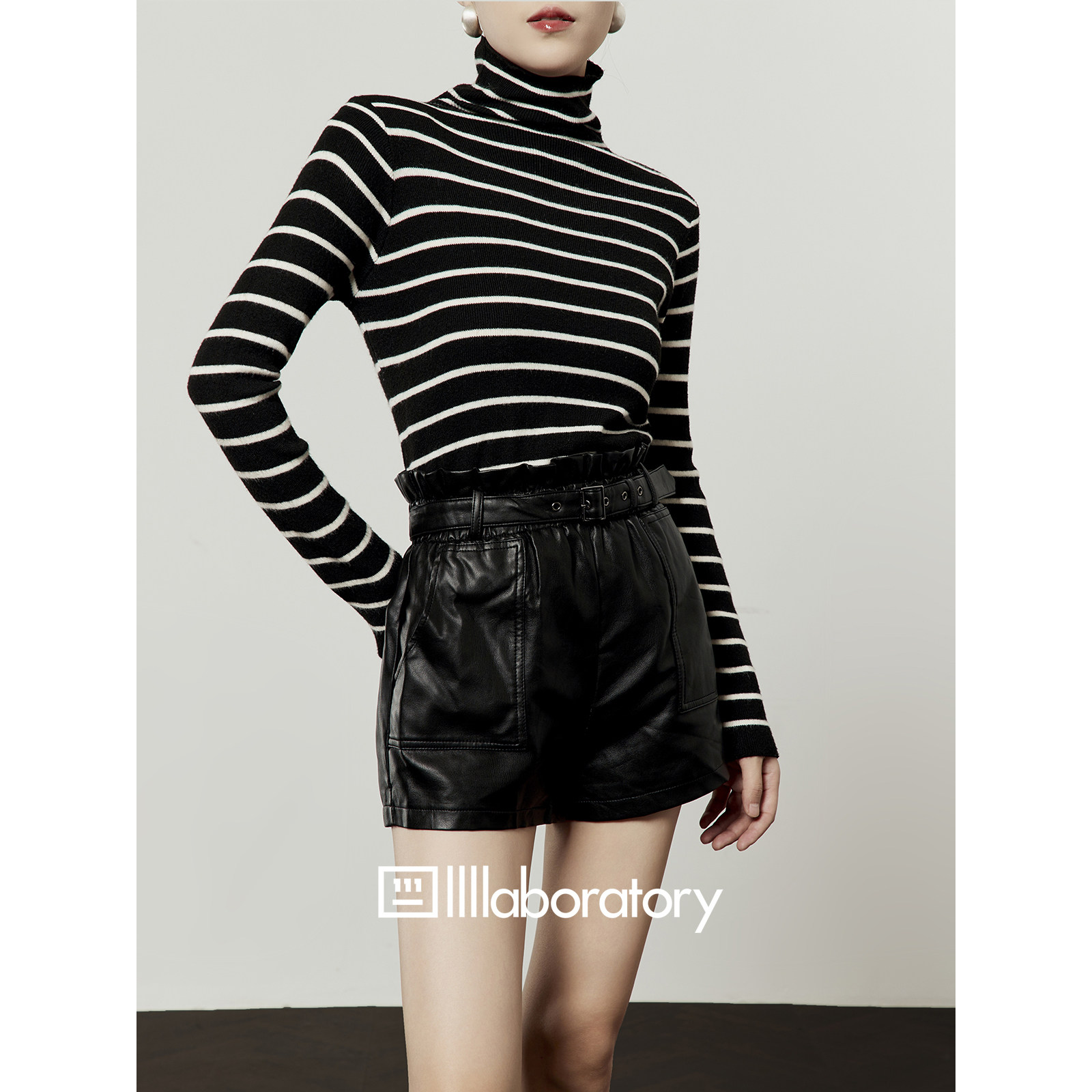 周里物/黑色短裤女2025新款气质风高腰褶皱修身显瘦通勤款短皮裤,淘宝优惠券,粉丝福利购,淘宝优惠卷