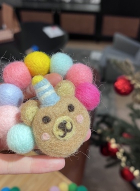 彩色球球草莓熊手链弹力