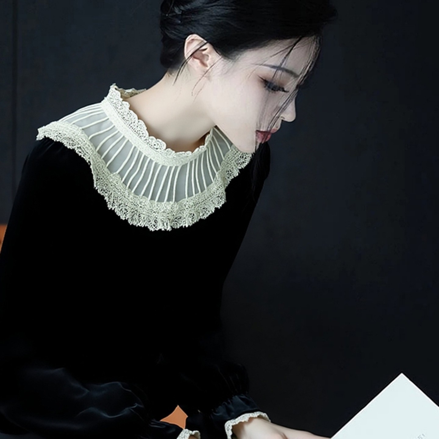 外贸撤回黑色丝绒衬衫女高级感独特漂亮巨好看荷叶边拼接法式上衣,淘宝优惠券,粉丝福利购,淘宝优惠卷