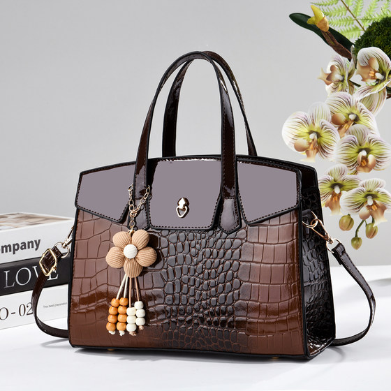 High-end and atmospheric commuter women's handbag 2026 new fashion crocodile pattern middle-aged mother's cross-body tote bag