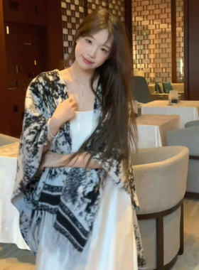 吴皮皮 高级感水墨画拼色流苏披肩春秋云南旅游外搭保暖围巾女