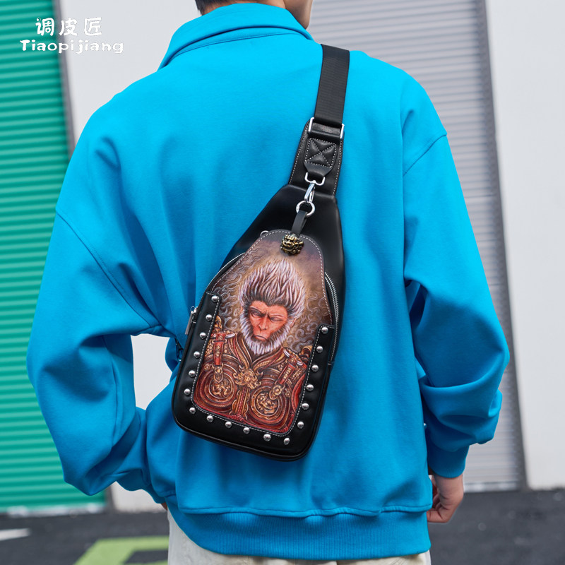 调皮匠胸包男真皮斜挎包头层牛皮大容量单肩包原创手工个性皮雕包,淘宝优惠券,粉丝福利购,淘宝优惠卷