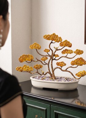 金色松树盆景摆件舒展雅致乔迁礼