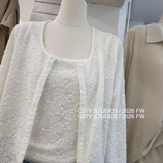 ຮູບແບບໂຄງສ້າງຂອງຝຣັ່ງ brushed lace suspender cardigan ຊຸດສອງສິ້ນສໍາລັບແມ່ຍິງພາກຮຽນ spring ຮູບແບບໃຫມ່ແບບສະບາຍໆແລະຫຼາຍຊະນິດ