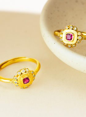 镀黄金色镶嵌点钻小方糖戒指