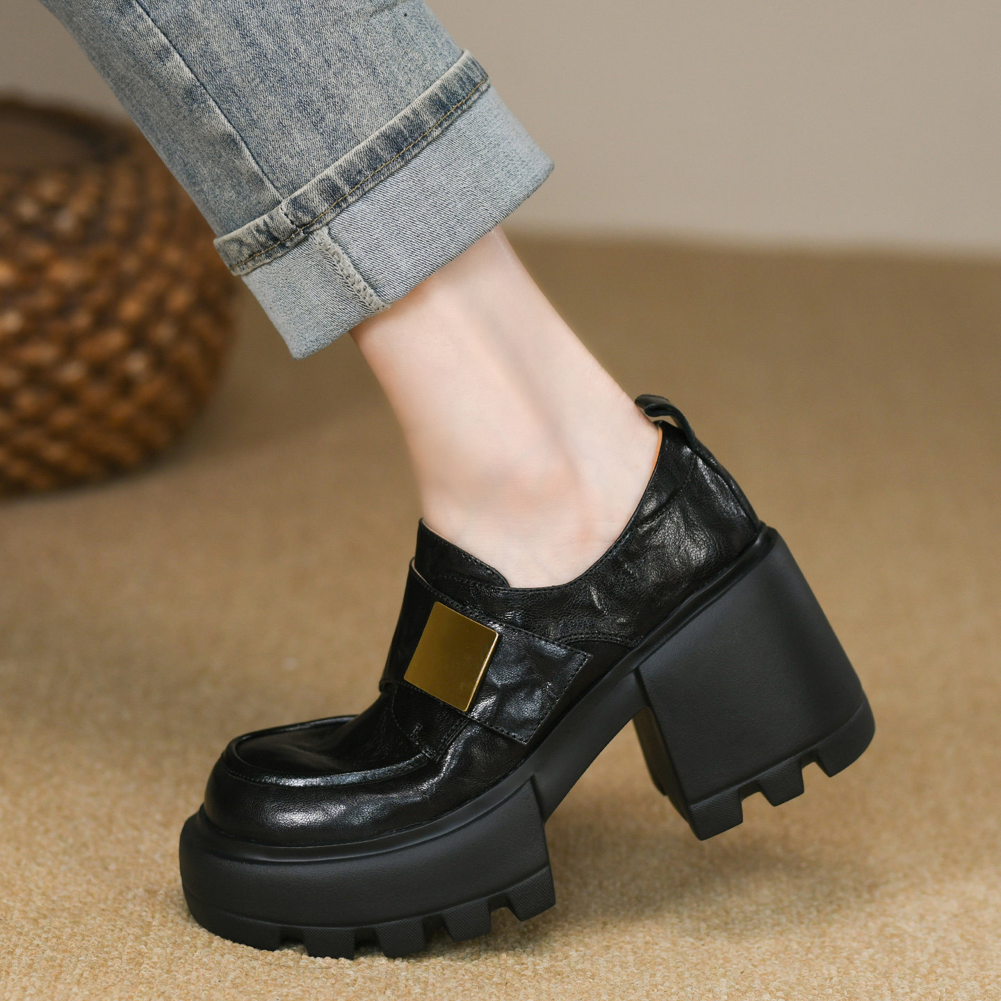 欧洲站圆头深口厚底粗跟单鞋女秋季真皮金属扣防水台黑色高跟鞋女,淘宝优惠券,粉丝福利购,淘宝优惠卷