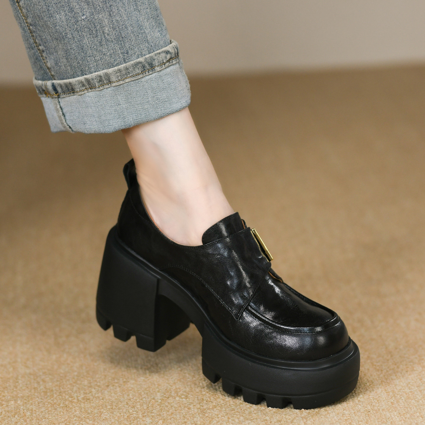 欧洲站圆头深口厚底粗跟单鞋女秋季真皮金属扣防水台黑色高跟鞋女,淘宝优惠券,粉丝福利购,淘宝优惠卷