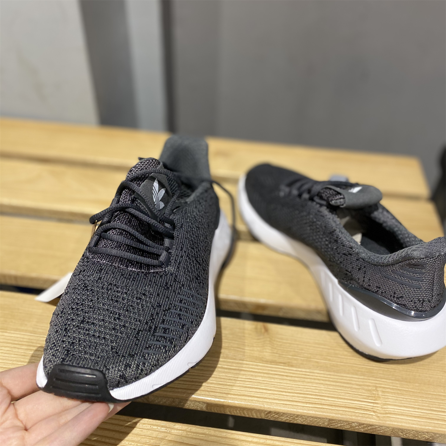 Adidas/阿迪达斯SWIFT男女同款轻便耐磨缓震运动休闲跑步鞋GW6811 - 图1