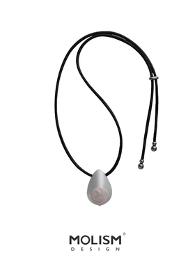 MOLISM缎面浮雕皮绳项链四周年款