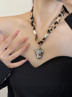 复古串珠美拉德豹纹丝巾吊坠项链