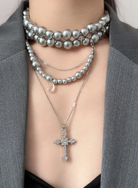 多层叠戴灰色珍珠镶钻十字架项链