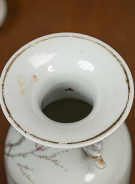 钟德发款浅绛彩仕女人物赏瓶