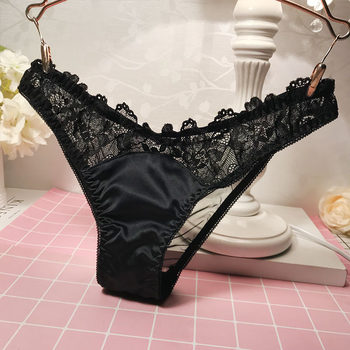 ຄົນອັບເດດ: Satin Comfortable Transparent Lace Panties Feminine Hot Temptation T-Pants ແມ່ຍິງຫນຸ່ມ T-Back ແອວຕ່ໍາແອວ