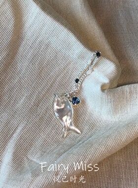 幻彩海影轻奢半透明鱼形银色项链
