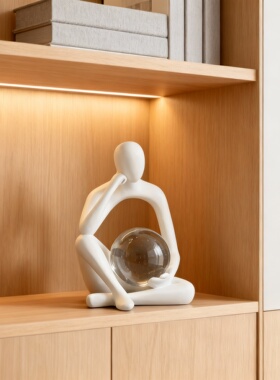 现代简约白色玻璃球人物摆件