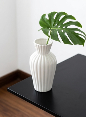 简约白色陶瓷竖纹花瓶摆件