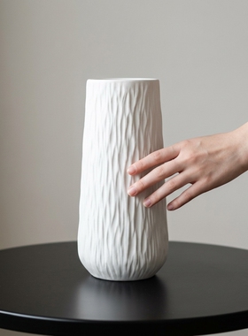 白色陶瓷花瓶竖直简约褶皱摆件