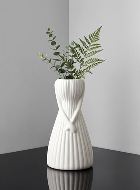 简约百褶裙装人物高筒花瓶摆件