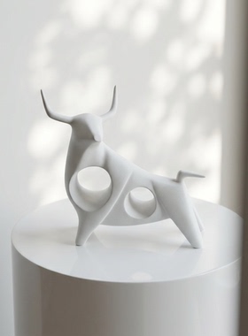 现代简约白色牛形抽象装饰摆件