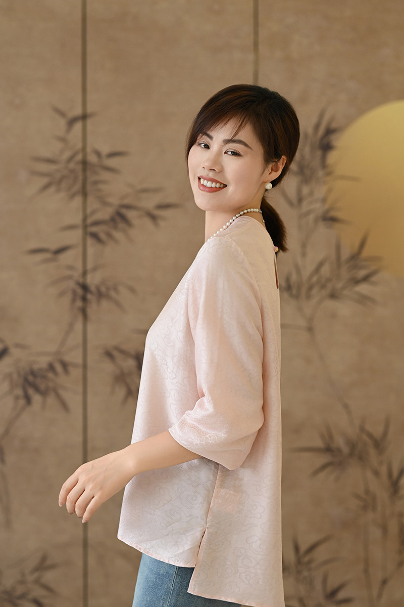 优衣美领口金属装饰H型上衣长袖显瘦遮肉时髦提花衬衫13207