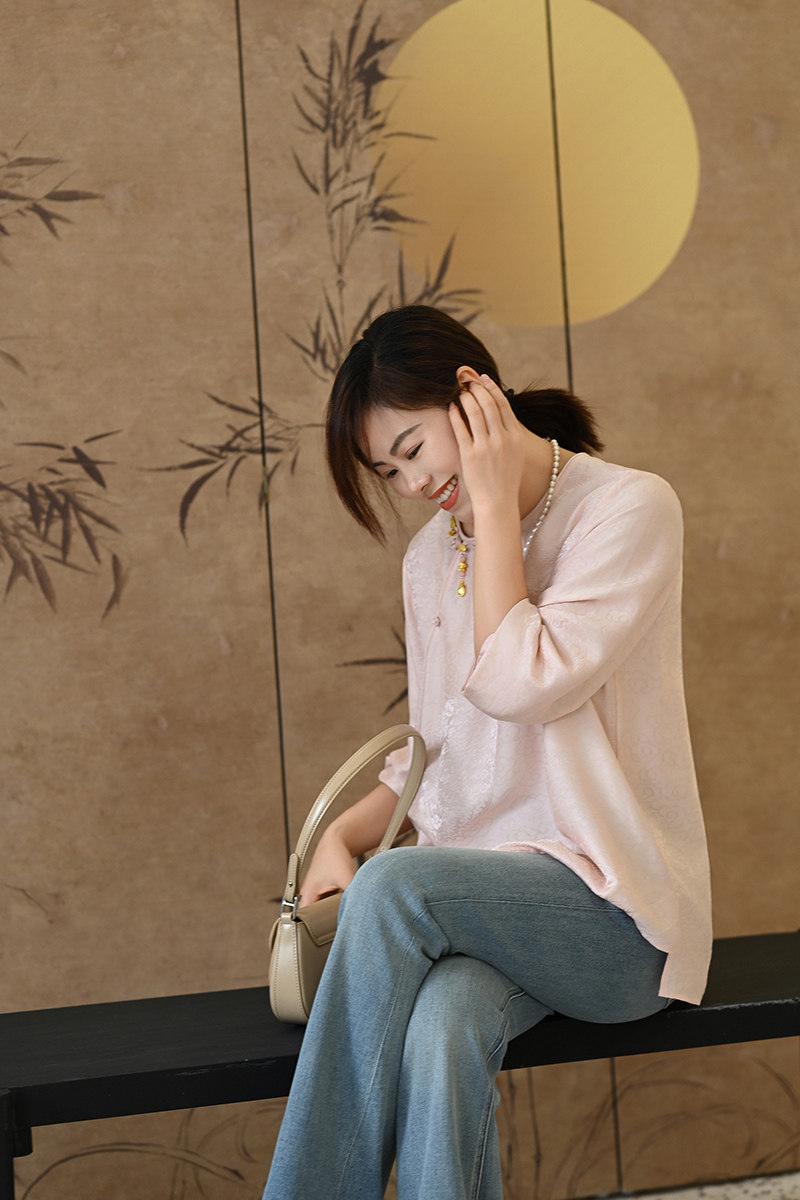 优衣美领口金属装饰H型上衣长袖显瘦遮肉时髦提花衬衫13207