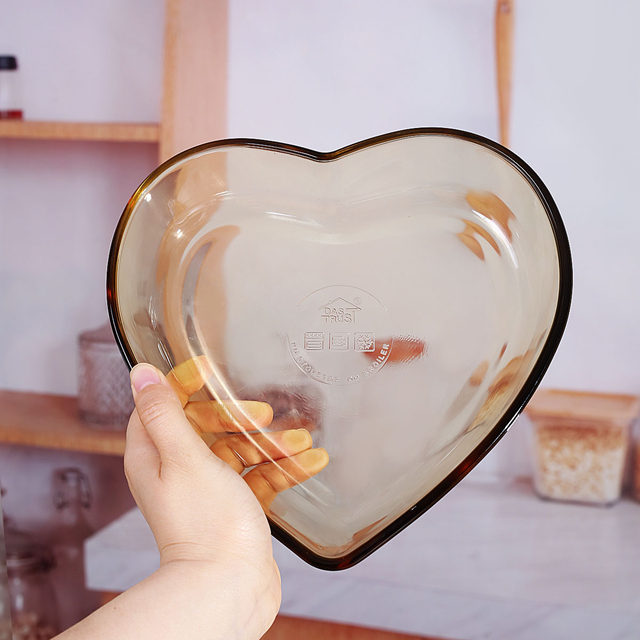Creating heart-shaped disc high borosilicate heat-resistant glass