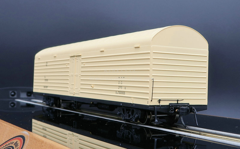 火车女侠模型天朝CMR保温车厢黑色黄色两款可选 B15E货车-图3