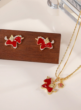 马上有钱红色水晶小马项链女款配饰高级感轻奢小众锁骨链马年饰品