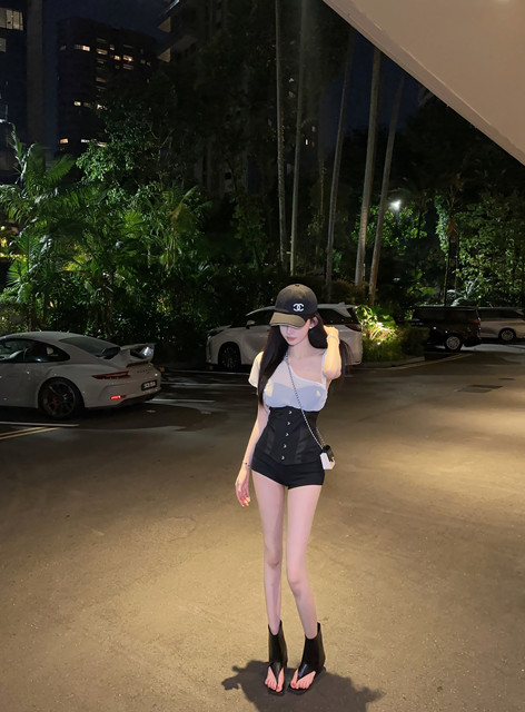 ຄວາມຮູ້ສຶກການອອກແບບຂອງ Eva Junjun Jiang ເສື້ອຢືດແບບດຽວກັນຂອງ Jennie ປະສົມກະດູກປາ ແອວບໍ່ສະຫມໍ່າສະເຫມີ ຫຼຸດບ່າໄຫລ່.