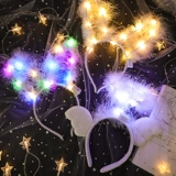 Светящиеся уши флуоресцентного стержня, перьев цветочный кольцо головного убора. Квадратный ночной рынок переключается на туристические живописные точки