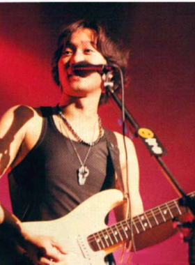 黄家驹同款拳头吊坠项链钛钢男女