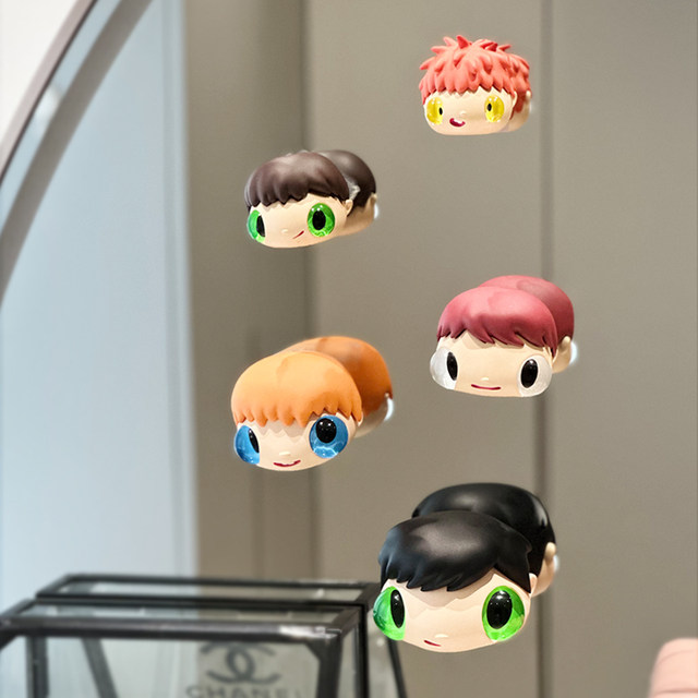 Big-eyed boy’s trendy ornaments