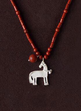 韩系复古游马红石串珠项链中古简约风小马吊坠精时尚致百搭毛衣链