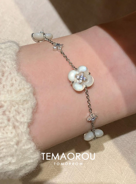 千金感“舒芙蕾”白色贝珠花朵闪钻手链2025年轻奢高级感手环