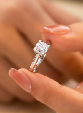 镀银仿铂金镶钻四爪求婚戒指