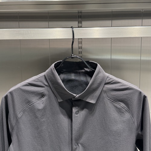 迪桑特DESCENTE男款DUALIS都市通勤简约舒适长袖衬衫D4431DJS81 - 图2