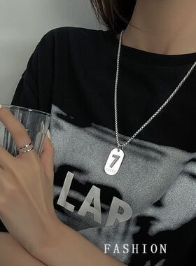 欧美幸运数字7方牌吊坠项链女夏2025年新款ins嘻哈男卫衣链配饰