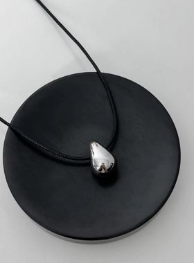 极简冷淡风水滴黑绳项链女2025新款爆款轻奢小众高级感秋冬毛衣链