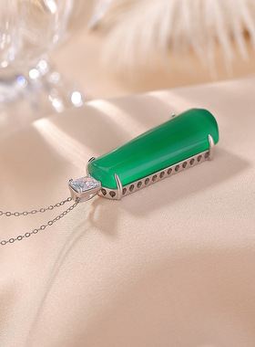 S925纯银绿玉髓吊坠简约百搭时尚几何形无事牌设计感银挂坠