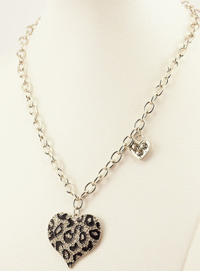 日韩风彩釉字母心形豹纹项链特价