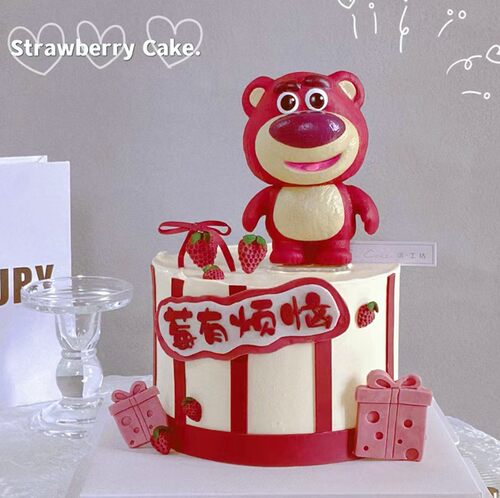 韩式ins风烘焙蛋糕装饰可爱戴生日帽草莓熊摆件儿童派对甜品插件 - 图1