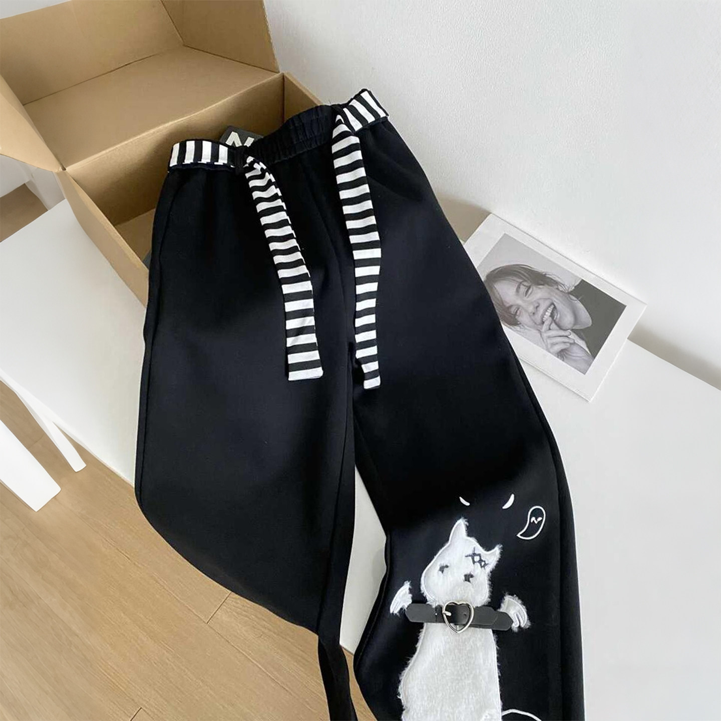 特大码女装胖mm加绒加厚卡通风黑色刺绣阔腿裤女抽绳显瘦遮肉长裤,淘宝优惠券,粉丝福利购,淘宝优惠卷