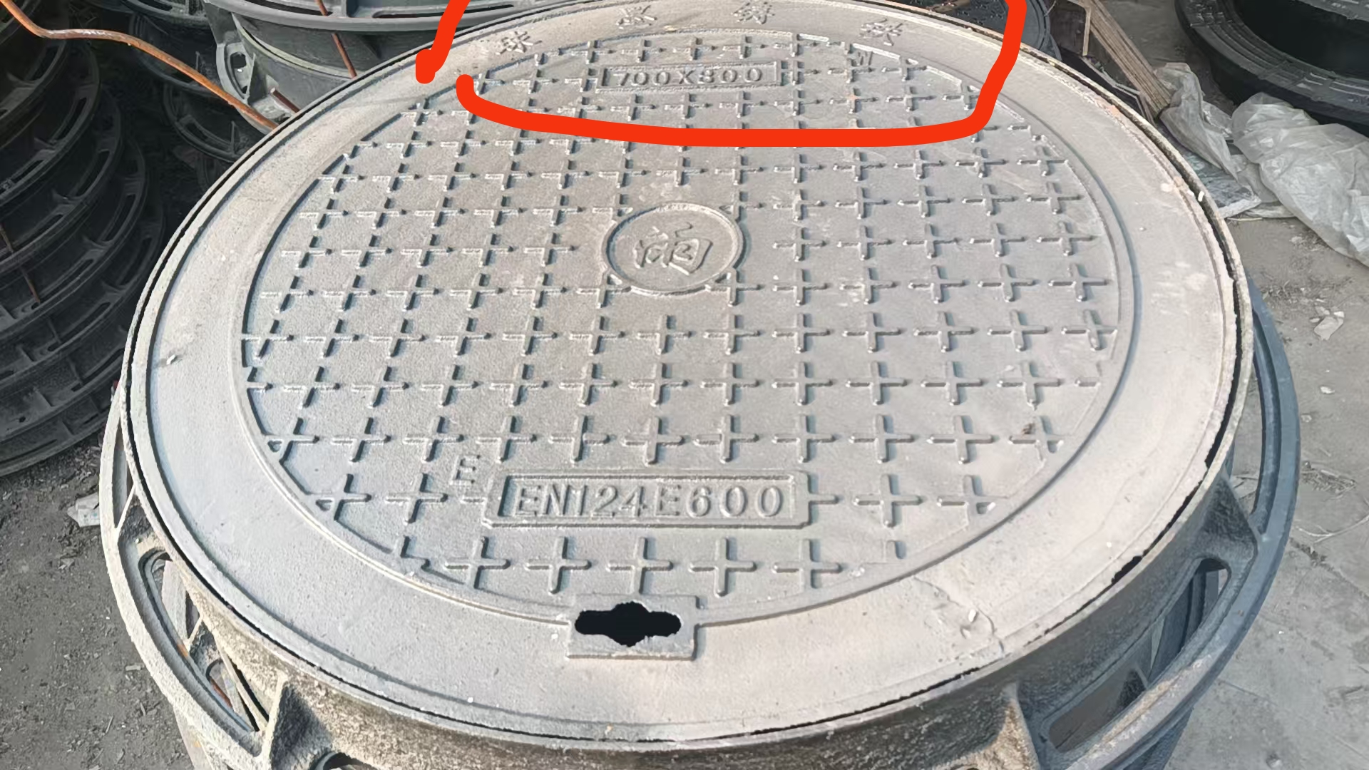 球墨铸铁井盖圆形700重型D400下水道窨井沙井阴井雨污水井盖方形 - 图2