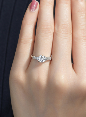 卓蝶珠宝经典四爪莫桑石戒指女