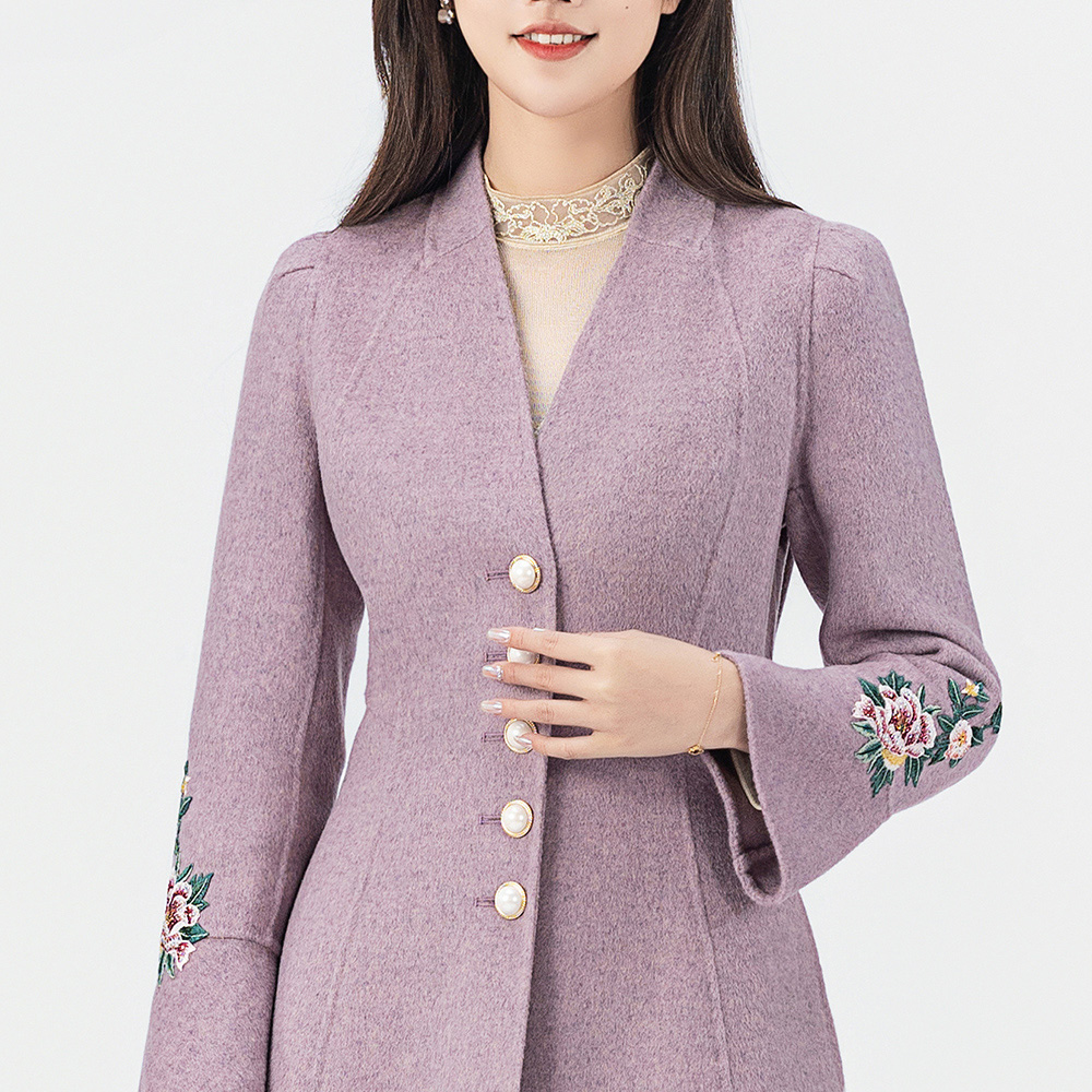 SUSSI/古色冬紫色V领贴花简约珍珠扣羊绒大衣女 - 图2