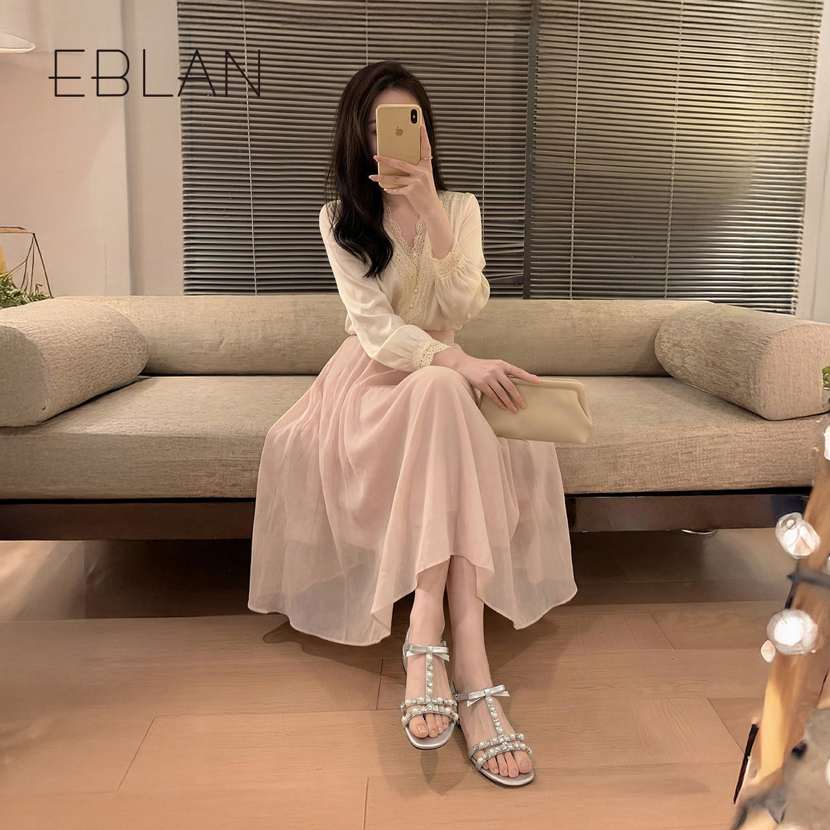 EBLAN/伊伴水钻蝴蝶结凉鞋女2025夏季新款一字带平底珍珠罗马凉鞋