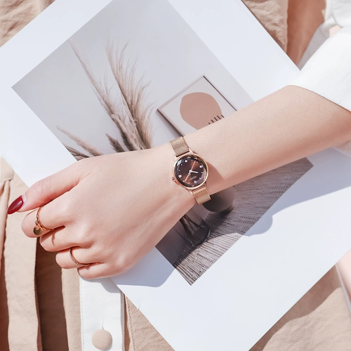 Маленькая изысканная сумка, швейцарские часы, легкий роскошный стиль