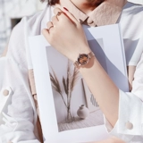 Маленькая изысканная сумка, швейцарские часы, легкий роскошный стиль