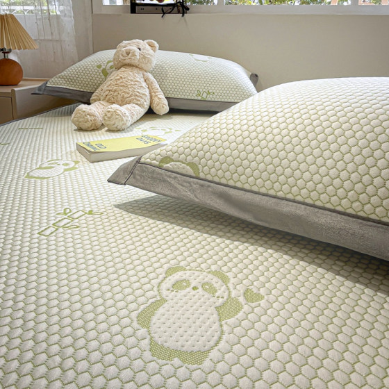 Cool and not stuffy ice silk mat in summer