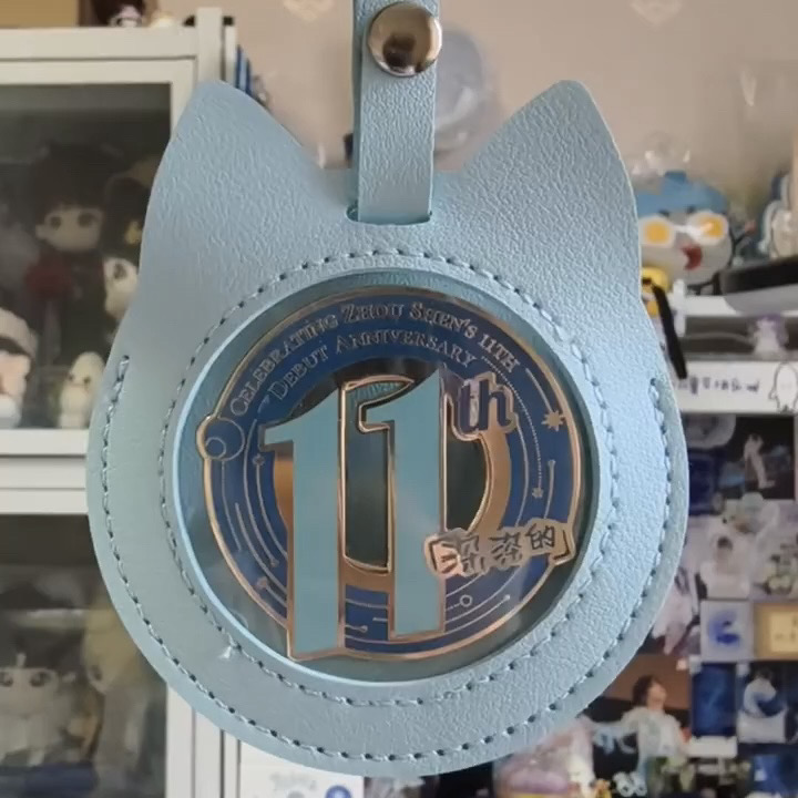 周深演唱会出道11周年限定徽章保护套展示包外出挂件钥匙扣58mm - 图1